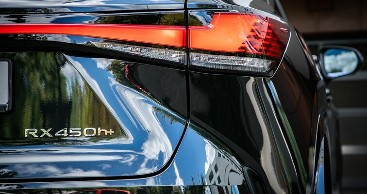HYBRYDY PLUG-IN LEXUSA BARDZIEJ ELEKTRYCZNE NIŻ SPALINOWE. MNIEJSZE ZUŻYCIE ENERGII I LEPSZE WŁAŚCIWOŚCI JEZDNE