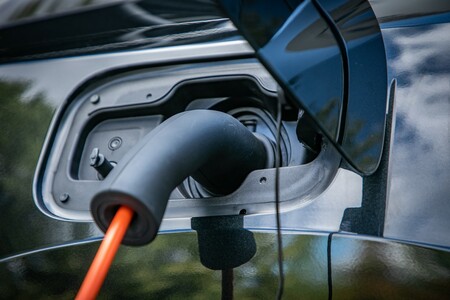 STACJE LEXUS HOMECHARGE DLA AUT ELEKTRYCZNYCH I HYBRYD PLUG-IN. KOMFORTOWE ŁADOWANIE BEZ WYCHODZENIA Z DOMU