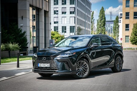 KOMFORTOWE HYBRYDY PLUG-IN LEXUSA. DUŻY ZASIĘG W TRYBIE EV I UTRZYMANIE OSIĄGÓW PO ROZŁADOWANIU BATERII