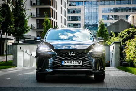 KOMFORTOWE HYBRYDY PLUG-IN LEXUSA. DUŻY ZASIĘG W TRYBIE EV I UTRZYMANIE OSIĄGÓW PO ROZŁADOWANIU BATERII