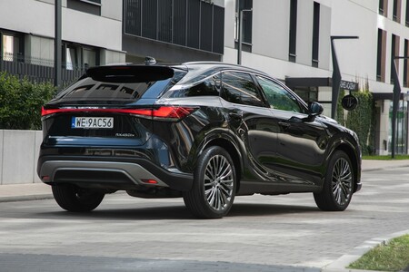 KOMFORTOWE HYBRYDY PLUG-IN LEXUSA. DUŻY ZASIĘG W TRYBIE EV I UTRZYMANIE OSIĄGÓW PO ROZŁADOWANIU BATERII