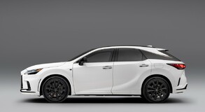 RX 500H F SPORT WHITE IN STUDIO 2022