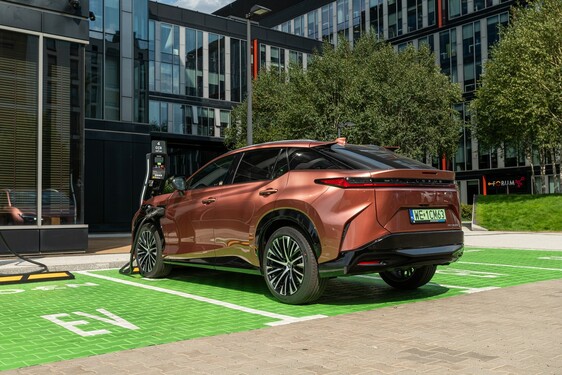 Lexus RZ 2023