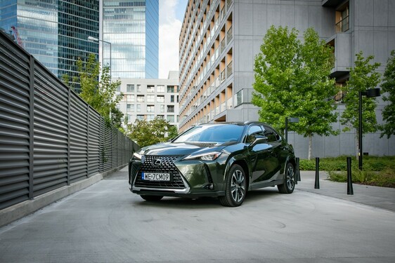 LEXUS SPRZEDAŁ W POLSCE JUŻ 10 000 EGZEMPLARZY MODELU UX