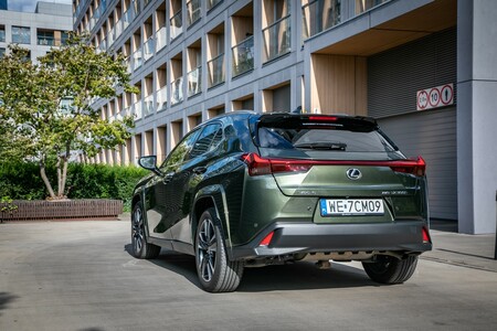 LEXUS UX Z 2024 ROKU PRODUKCJI W ATRAKCYJNEJ CENIE I Z RABATAMI NA DODATKOWE AKCESORIA