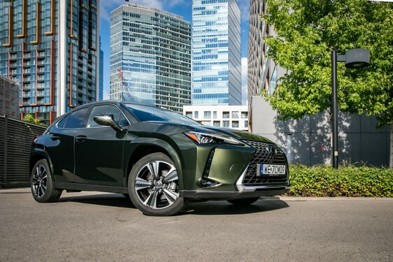 LEXUS UX Z 2024 ROKU PRODUKCJI W ATRAKCYJNEJ CENIE I Z RABATAMI NA DODATKOWE AKCESORIA