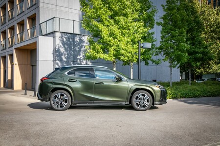 LEXUS UX Z 2024 ROKU PRODUKCJI W ATRAKCYJNEJ CENIE I Z RABATAMI NA DODATKOWE AKCESORIA