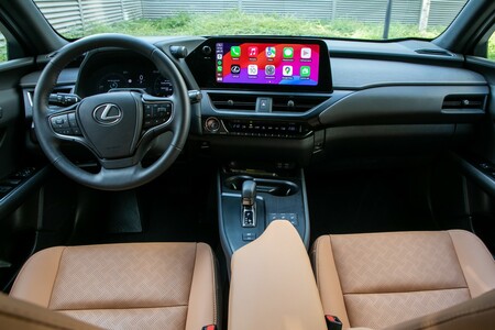 LEXUS UX Z 2024 ROKU PRODUKCJI W ATRAKCYJNEJ CENIE I Z RABATAMI NA DODATKOWE AKCESORIA