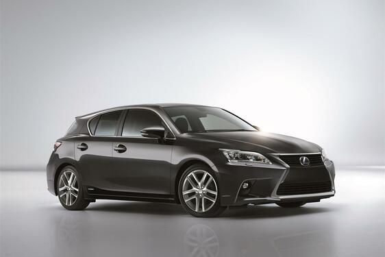 NOWY LEXUS CT200H NA SALONIE W PEKINIE