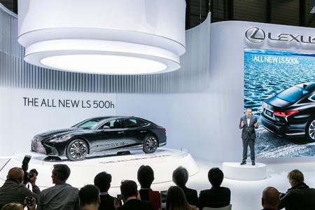 35 LAT TEMU LEXUS ROZPOCZĄŁ SPRZEDAŻ MODELU LS. PIĘĆ GENERACJI LEGENDARNEJ LIMUZYNY