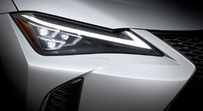  LEXUS UX: A RADIKÁLIS FORMAI TANULMÁNYTÓL A FELTŰNŐEN KÜLÖNLEGES CROSSOVERIG