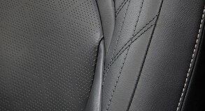 PLNOELEKTRICKÝ LEXUS UX 300E SO ZRETEĽNE JAPONSKOU DUŠOU VYRÁŽA NA EURÓPSKE CESTY
