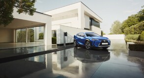 PLNOELEKTRICKÝ LEXUS UX 300E SO ZRETEĽNE JAPONSKOU DUŠOU VYRÁŽA NA EURÓPSKE CESTY