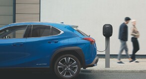 PLNOELEKTRICKÝ LEXUS UX 300E SO ZRETEĽNE JAPONSKOU DUŠOU VYRÁŽA NA EURÓPSKE CESTY
