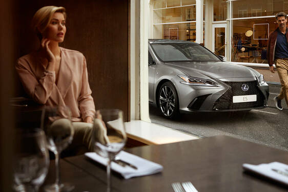  A VADONATÚJ LEXUS ES ÚJ KORSZAKOT NYIT AZ ÖNTÖLTŐ HIBRID ELEKTROMOS HAJTÁSLÁNCOK TELJESÍTMÉNYÉBEN