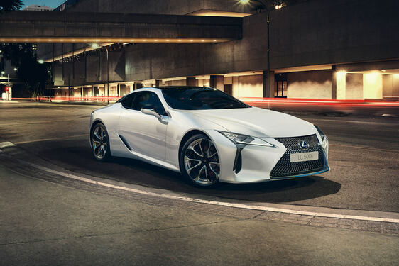  DIVATOT TEREMTETT A LEXUS HIBRID ELEKTROMOS SPORTKUPÉJA?