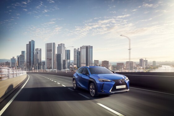 PLNOELEKTRICKÝ LEXUS UX 300E SO ZRETEĽNE JAPONSKOU DUŠOU VYRÁŽA NA EURÓPSKE CESTY