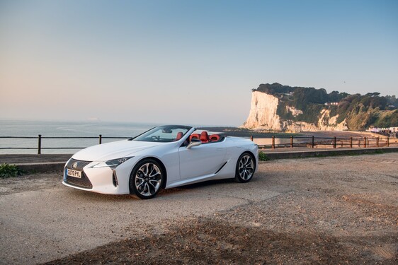 LEXUS LC CONVERTIBLE NAGRODZONY W KONKURSIE UK CAR OF THE YEAR AWARDS 2021