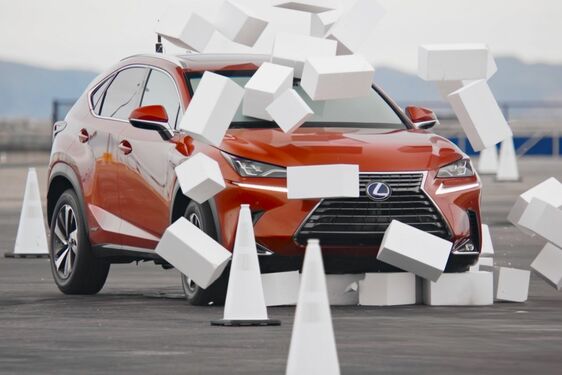 SMS-Y ZA KIEROWNICĄ? LEXUS POKAZUJE KONSEKWENCJE BRAKU KONCENTRACJI PODCZAS PROWADZENIA