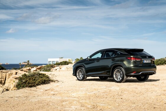 LEXUS RX FINAL EDITION – NIEZAWODNY SUV DLA AKTYWNYCH