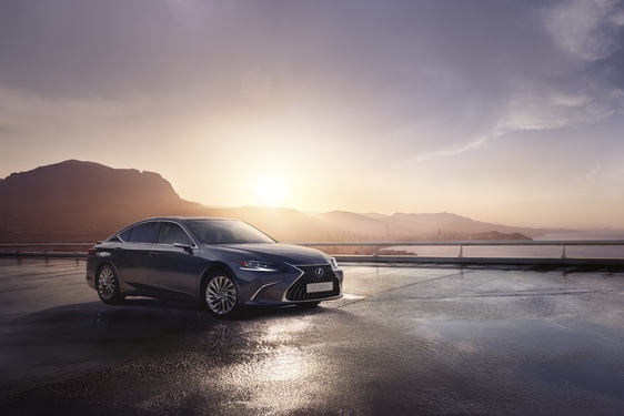 LEXUS ES Z NOWYMI MULTIMEDIAMI I NOWĄ WERSJĄ WYPOSAŻENIA F SPORT DESIGN