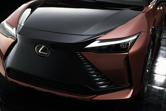 STYLISTYCZNA ZMIANA W LEXUSIE. RX i RZ PIERWSZYMI MODELAMI Z NOWEJ LINII