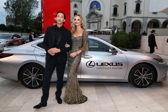 LEXUS SZÓSTY ROK Z RZĘDU NA CZERWONYM DYWANIE PODCZAS FESTIWALU FILMOWEGO W WENECJI