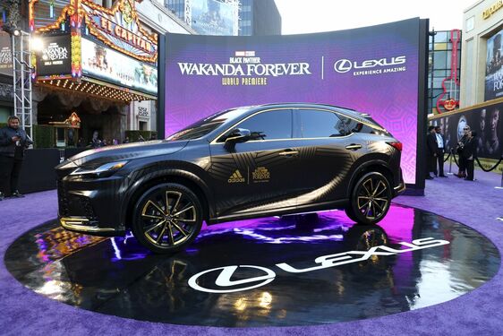 LEXUS ZELEKTRIZOVAL ČERVENÝ KOBEREC NA PREMIÉRE FILMU „ČIERNY PANTER: NAVŽDY WAKANDA“ OD ŠTÚDIA MARVEL
