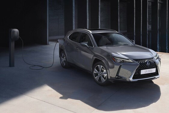 40%-al nőtt a modellfrissítéssel az elektromos Lexus UX hatótávja
