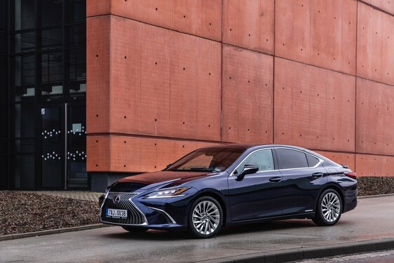 SEDAN LEXUS ES PŘEKONAL HRANICI TŘÍ MILIONŮ PRODANÝCH KUSŮ 