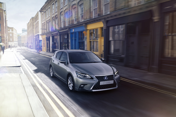 MODERNIZOVANÝ LEXUS CT 200h: SPORTOVNĚJŠÍ VZHLED, UPRAVENÝ INTERIÉR A PROGRESIVNÍ VÝBAVA