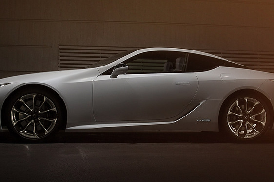 A MŰKORCSOLYÁZÓK PRECIZITÁSA ÉS KECSESSÉGE IHLETTE A LEXUS SZUPERSPORT KUPÉJÁNAK PADLÓLEMEZÉT