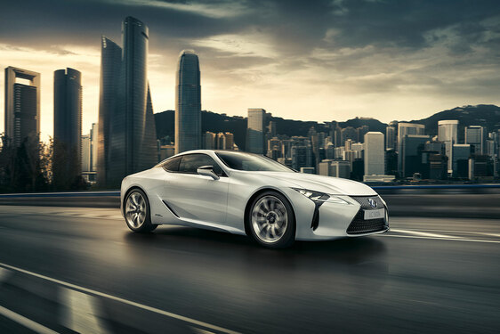 PLAYBOY ÉV AUTÓJA LETT A LEXUS LC ÉS A TOYOTA C-HR