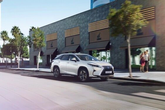 Nowy Lexus RX L z trzema rzędami foteli