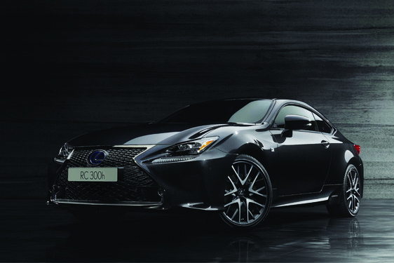 NOVÝ LEXUS RC F SPORT BLACK EDITION: CELOČIERNY MOTÍV INŠPIROVANÝ TRADIČNÝM JAPONSKÝM ATRAMENTOM SUMI