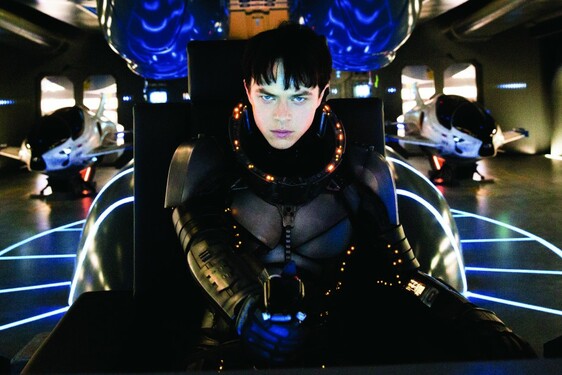 A LEXUS BEPILLANTÁST ENGED A VALERIAN-EGYÜTTMŰKÖDÉS SZÍNFALAI MÖGÉ
