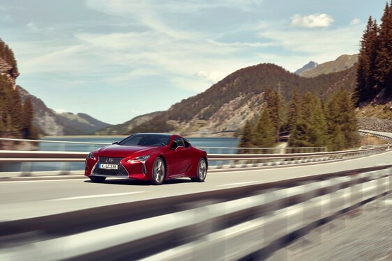LEXUS LC JE DVOJNÁSOBNÝM FINALISTOU SOUTĚŽE SVĚTOVÉ AUTO ROKU  