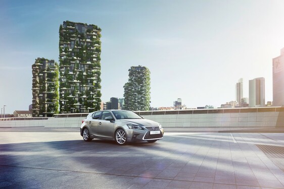 LEXUS CT 200H – VOZIDLO OMLADENÉ ZVONKU I ZVNÚTRA 