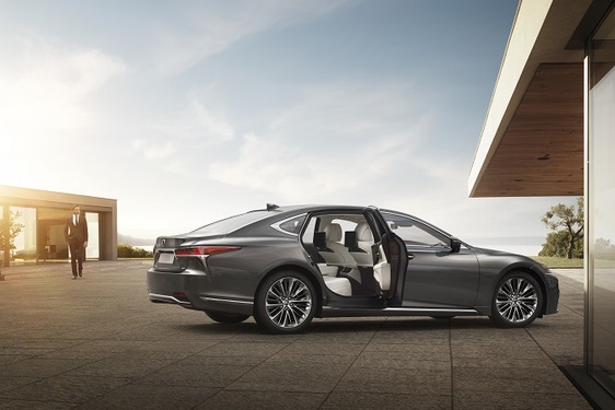 LEXUS LS: A HAGYOMÁNYOS JAPÁN VENDÉGSZERETET MANIFESZTÁCIÓJA