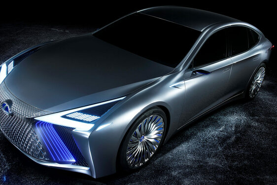 LEXUS LS: EGY LÉPÉSRE AZ ÖNVEZETŐ AUTÓKTÓL