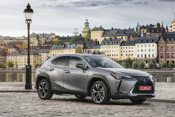 DINAMIKUSAN NÖVEKVŐ SZEGMENST IGYEKSZIK MEGHÓDÍTANI A MERÉSZ FORMATERVŰ VADONATÚJ LEXUS UX 