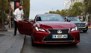 Lexus prezentuje nowe coupe RC podczas ekskluzywnego wydarzenia #SharpYetSmooth na Polach Elizejskich