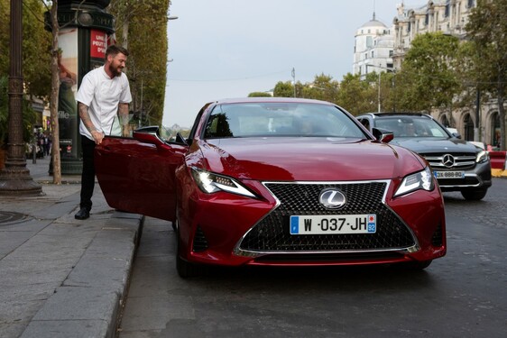 Lexus prezentuje nowe coupe RC podczas ekskluzywnego wydarzenia #SharpYetSmooth na Polach Elizejskich