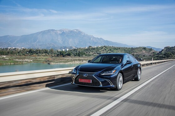 ZBRUSU NOVÝ LEXUS ES:  VYŠŠÍ ÚROVEŇ  JÍZDNÍCH SCHOPNOSTÍ I KULTIVOVANOSTI