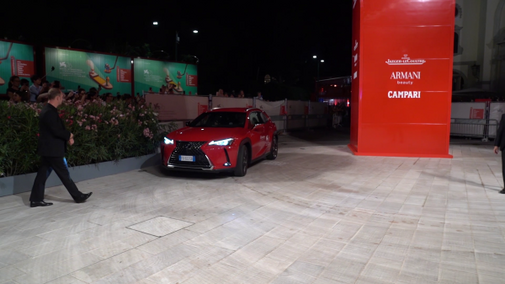 LEXUS UX NA CZERWONYM DYWANIE NA FESTIWALU FILMOWYM W WENECJI