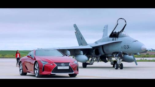 Lexus LC kontra F-18