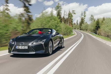 WOLNOSSĄCY SILNIK V8 W SPORTOWYCH SAMOCHODACH LEXUSA