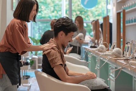 LEXUS BUDUJE SIEĆ STACJI SZYBKIEGO ŁADOWANIA SAMOCHODÓW ELEKTRYCZNYCH. PIERWSZA POWSTAŁA W TOKIO