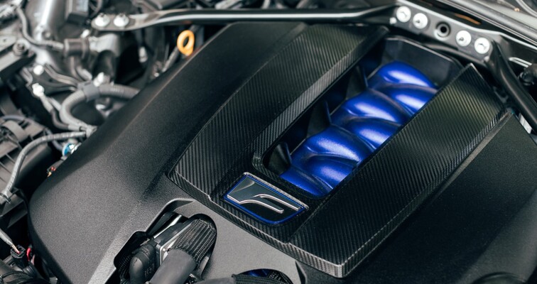 WOLNOSSĄCY SILNIK V8 W SPORTOWYCH SAMOCHODACH LEXUSA