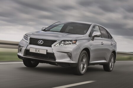 25 LAT TEMU LEXUS ROZPOCZĄŁ SPRZEDAŻ MODELU RX. TO NAJPOPULARNIEJSZE AUTO W HISTORII MARKI
